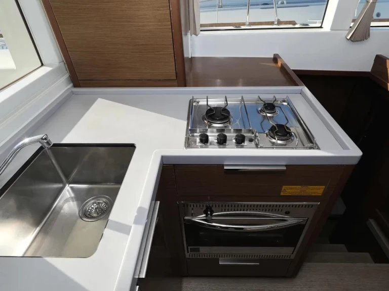 Catamarano a noleggio a Limassol Marina al miglior prezzo