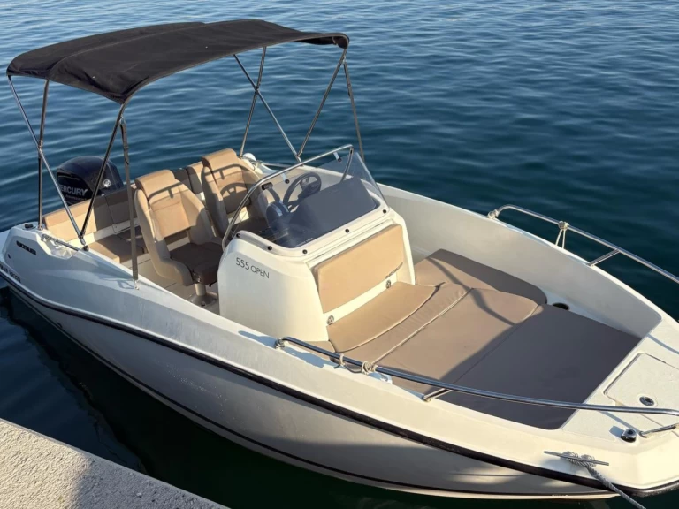 Noleggiare una Quicksilver Activ 555 Open Edition Smart a Marsiglia
