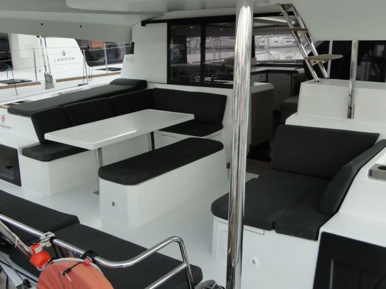 Noleggiare una Fountaine Pajot Elba 45 a Álimos