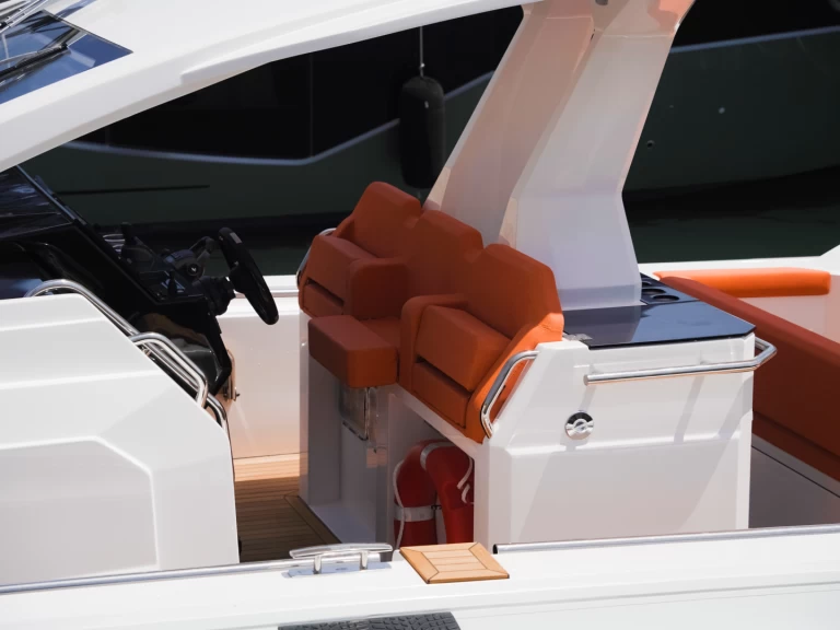 Noleggiare una Pirelli Pirelli 42 EFB a Torre Annunziata