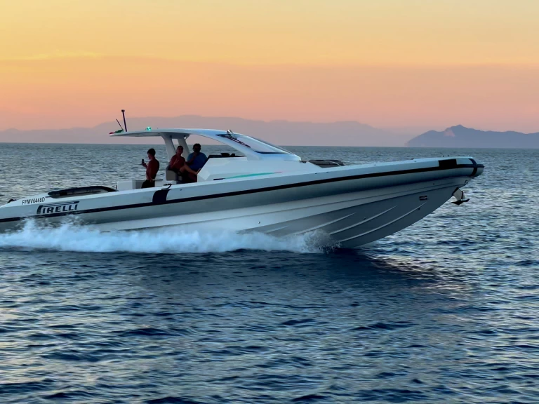 Barca a motore a noleggio a Torre Annunziata al miglior prezzo