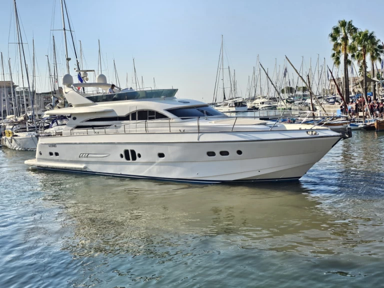 Yacht di lusso a noleggio a Saint-Raphaël al miglior prezzo