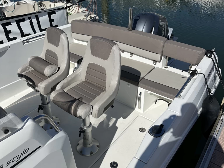 Noleggio Barca a motore Jeanneau con patente nautica