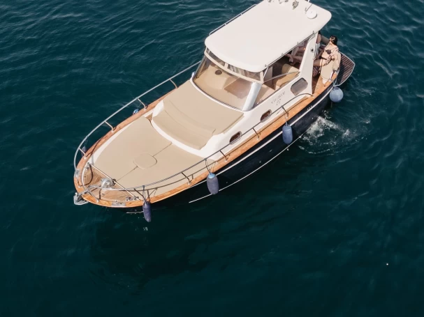 Noleggio Barca a motore con o senza skipper Libeccio 27 a Castellammare di Stabia