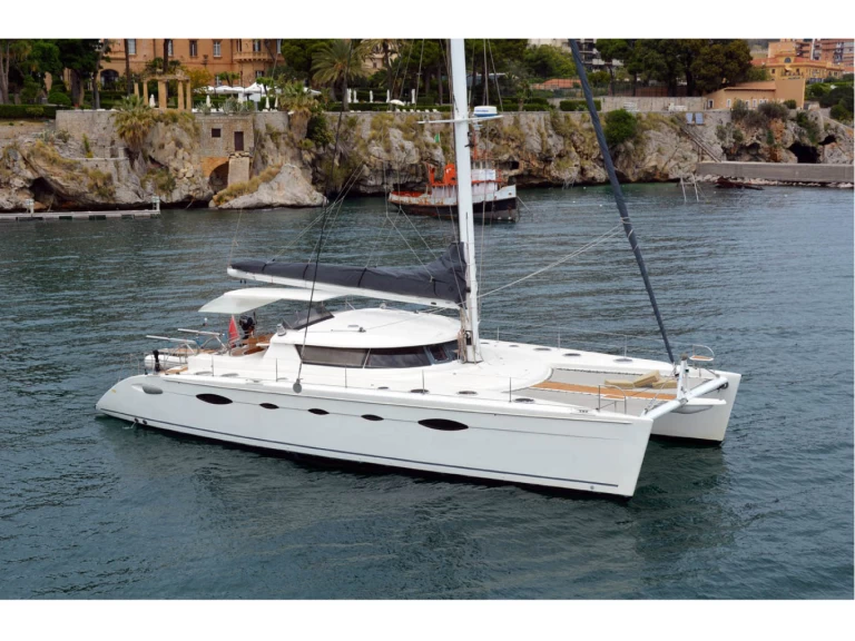 Noleggiare una Fountaine Pajot Eleuthera 60 a Capo d'Orlando