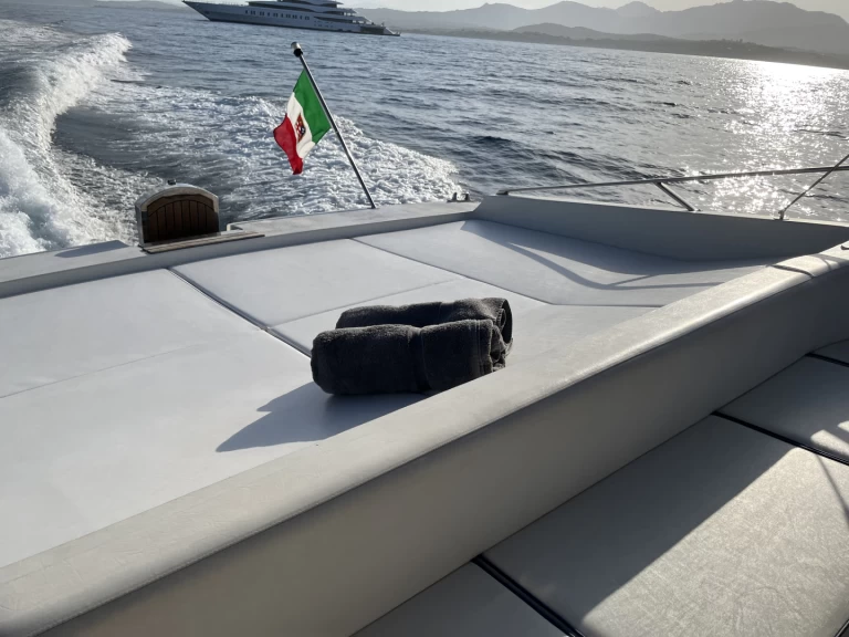 Noleggio Barca a motore Itama con patente nautica