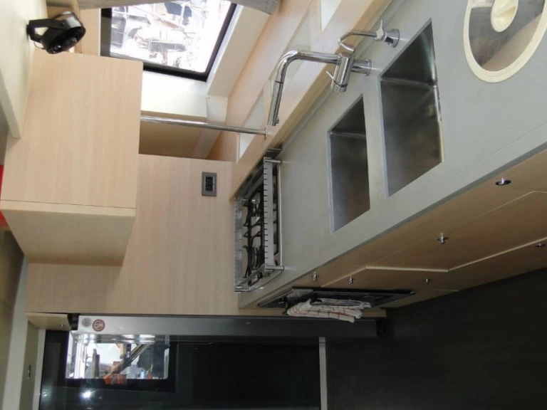 Catamarano a noleggio a Álimos al miglior prezzo