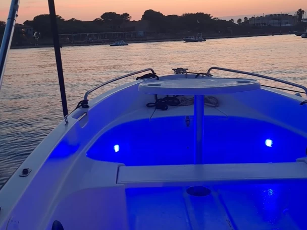Noleggio Barca a motore Alfa yatch  con patente nautica