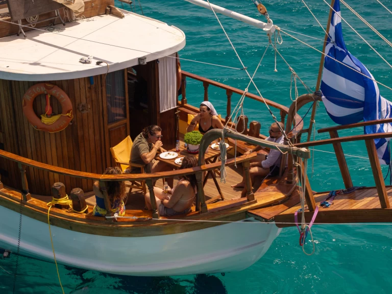 Yacht di lusso a noleggio a Marina Delta Kallithea al miglior prezzo