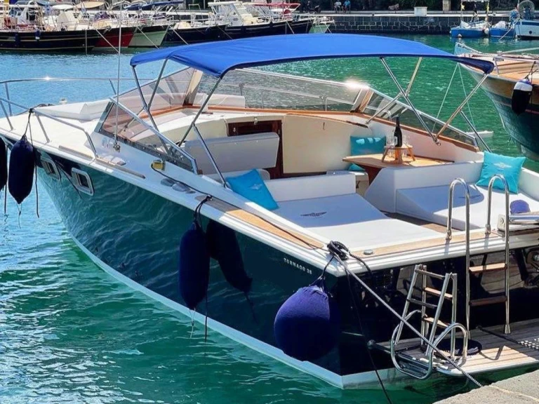 Noleggio Barca a motore a Amalfi – Tornado 38 classic