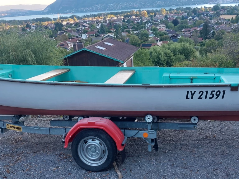 Barca a motore a noleggio a Saint-Jorioz al miglior prezzo