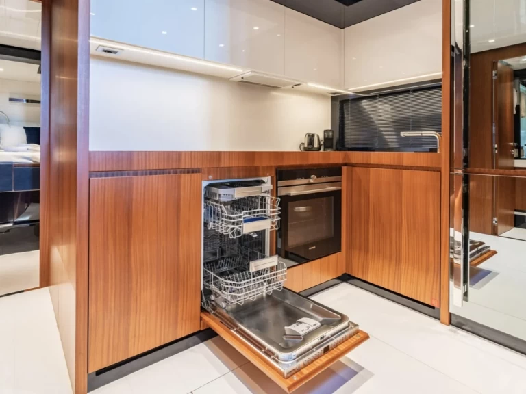 Noleggiare una Riva Rebel 66 a Saint-Tropez