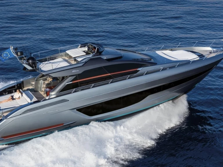 Noleggiare una Riva Rebel 66 a Saint-Tropez