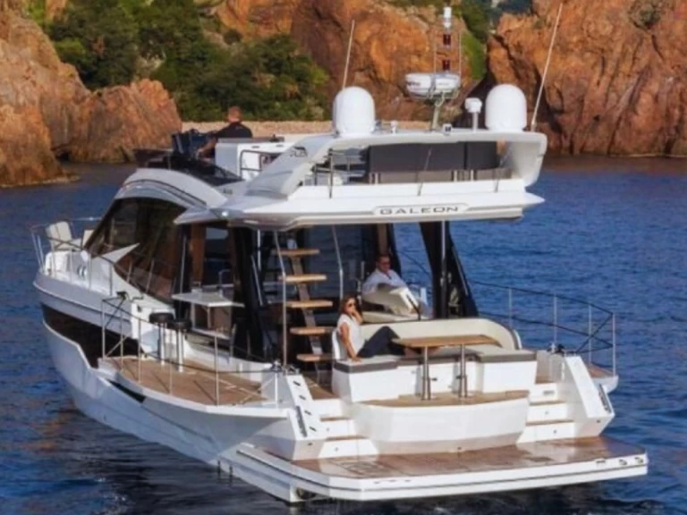 Noleggiare una Galeon Galeon 500 Fly a Cannes