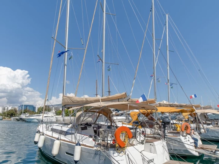 Noleggiare una Jeanneau Sun Odyssey 449 a Álimos