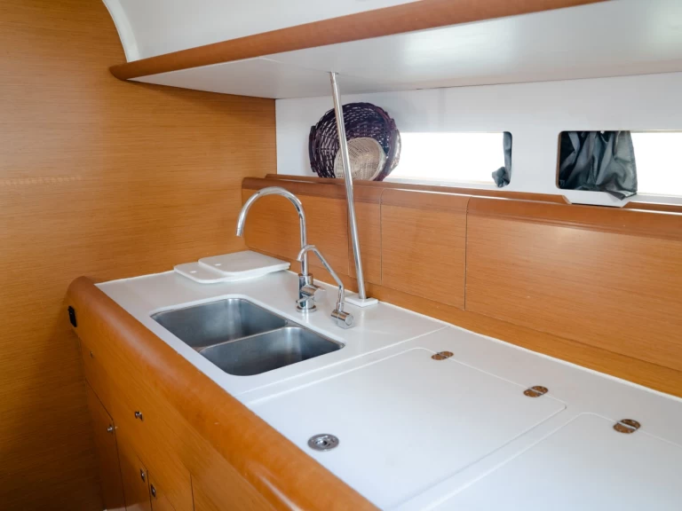 Noleggio Barca a vela Jeanneau con patente nautica