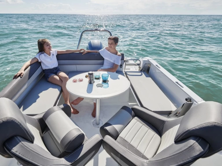 Noleggiare una Jeanneau Cap Camarat 6.5 WA Serie 3 a Antibes