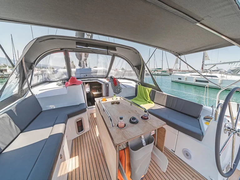 Barca a vela a noleggio a Álimos al miglior prezzo