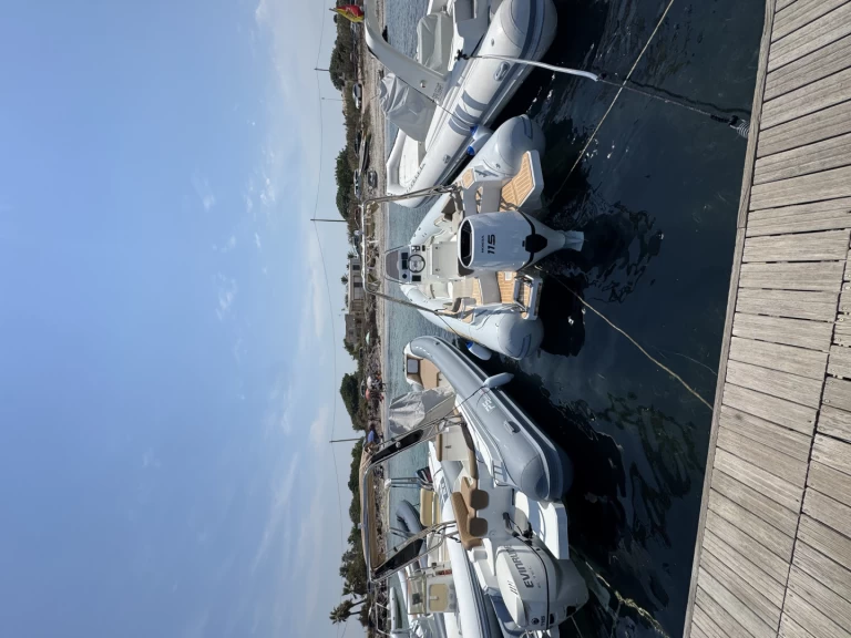 Gommone a noleggio a Villaggio San Teodoro al miglior prezzo