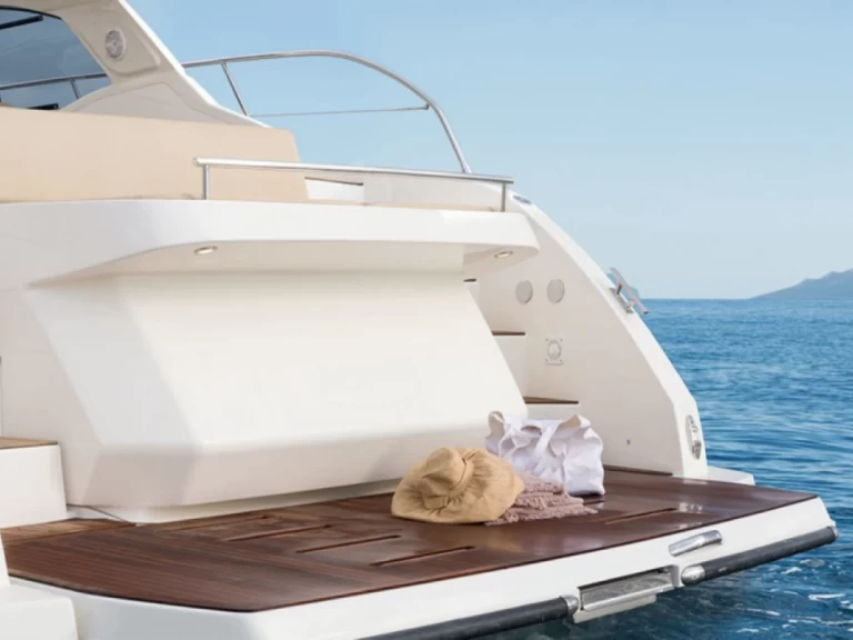 Noleggio Barca a motore Azimut con patente nautica