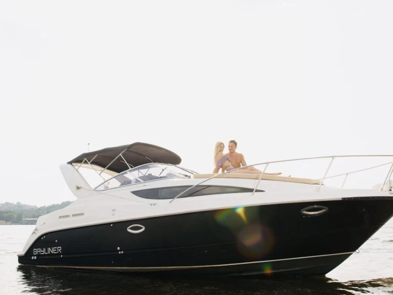 Noleggio Barca a motore con o senza skipper Bayliner a Vieux Port de Cannes