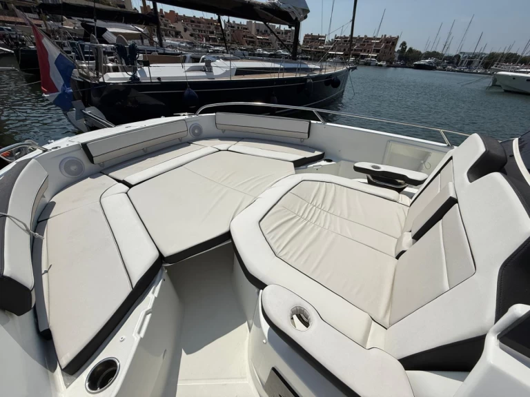 Noleggiare una Jeanneau cap camarat 10.5 CC a Cogolin