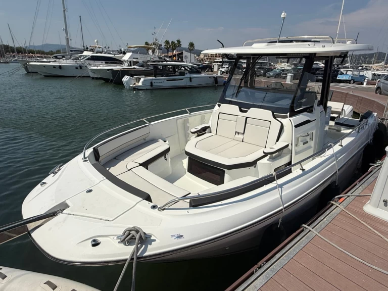 Noleggio barche Jeanneau cap camarat 10.5 CC a Cogolin su Samboat