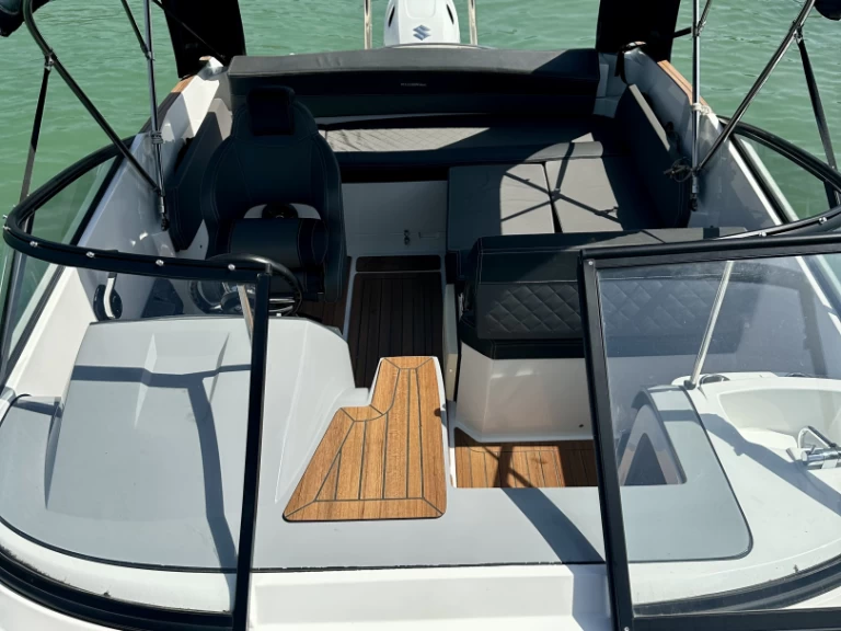 Barca a motore a noleggio a Aix-les-Bains al miglior prezzo