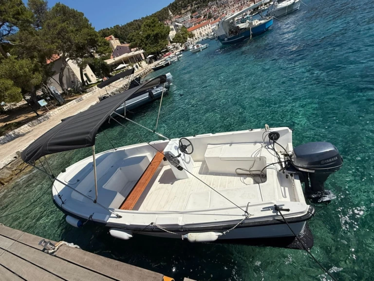 Noleggiare una Adria Adria10 a Lesina (Hvar)
