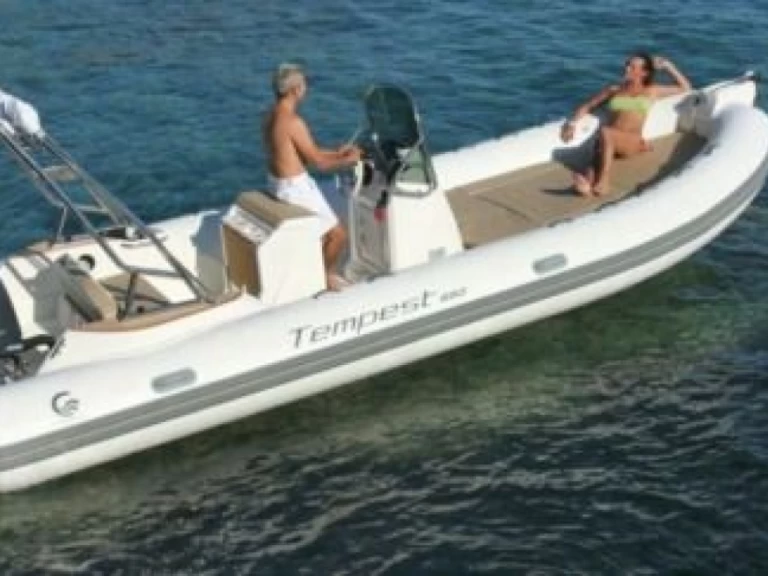 Noleggiare una Capelli Tempest 650 a Portigliolo