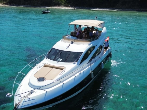 Noleggio Yacht di lusso a Port de Hyères (St Pierre) – Sunseeker Manhattan 60