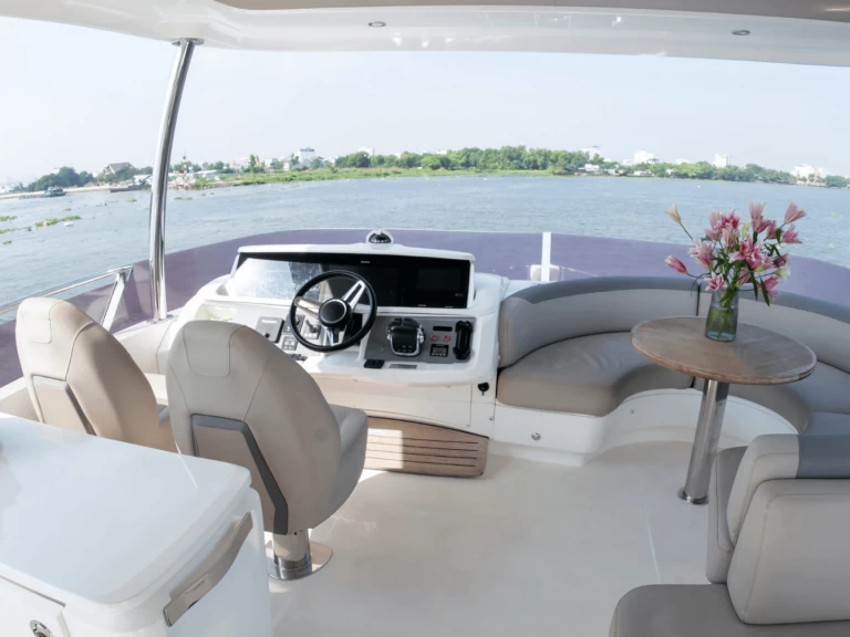 Yacht di lusso a noleggio a Phường Hiệp Bình Phước al miglior prezzo