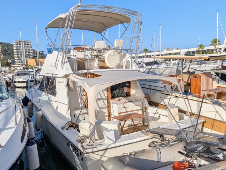 Noleggio a Salerno – Hatteras Hatteras 36 Convertible su SamBoat