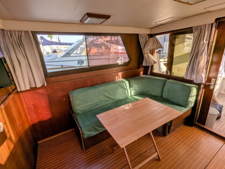 Noleggiare una Hatteras Hatteras 36 Convertible a Salerno