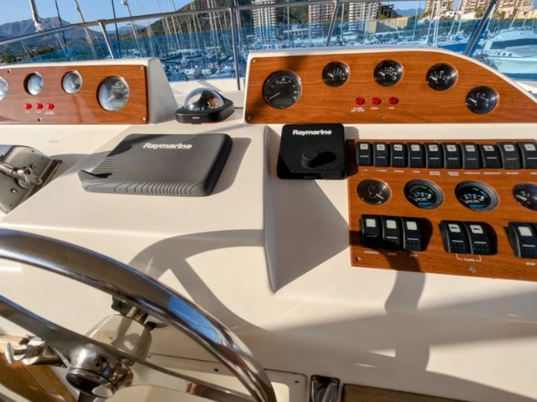 Noleggio barche Salerno economico Hatteras 36 Convertible