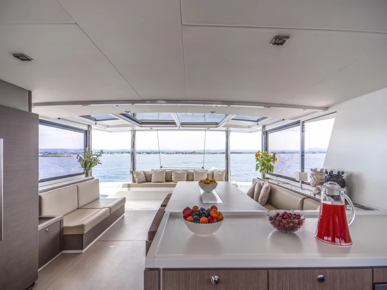 Catamarano a noleggio a Marina d'Arechi al miglior prezzo