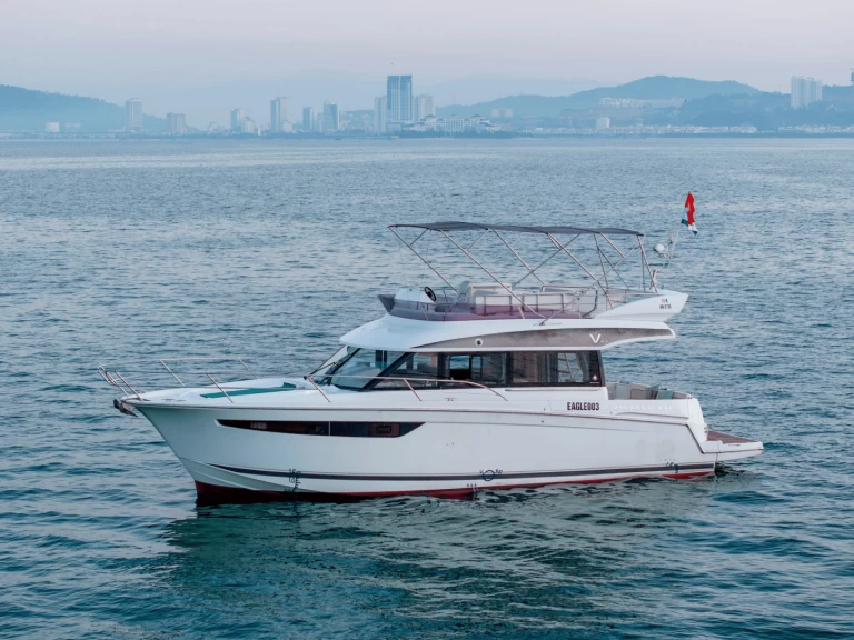 Barca a motore a noleggio a Hạ Long al miglior prezzo