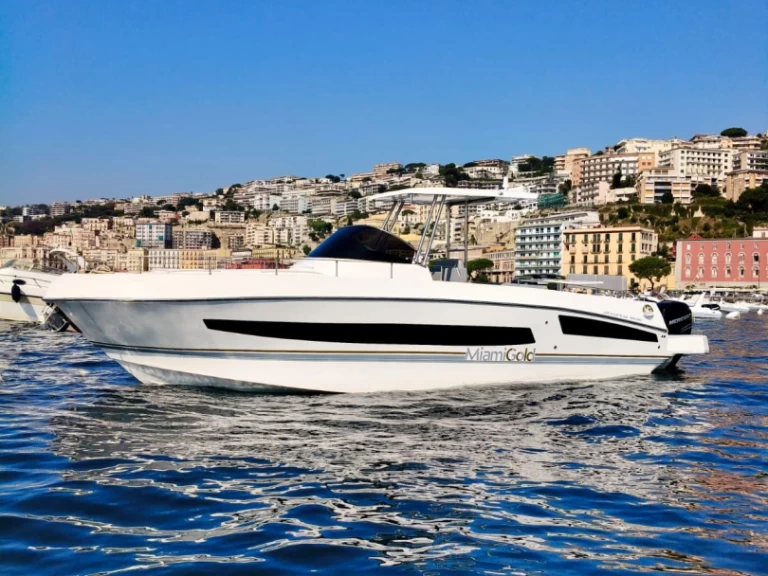 Noleggio Barca a motore a Napoli – MIAMI GOLD  33 WALK AROUND
