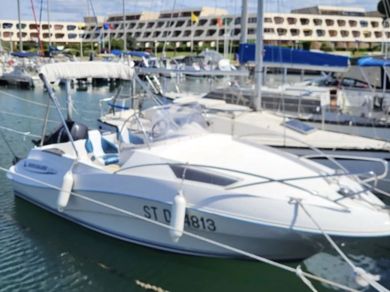 Barca a motore a noleggio a Port-Camargue al miglior prezzo