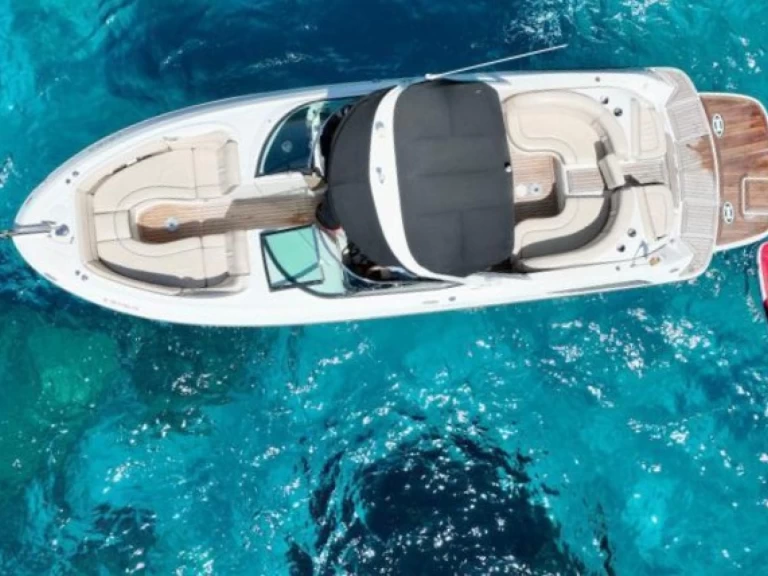 Barca a motore a noleggio a Portals Nous al miglior prezzo