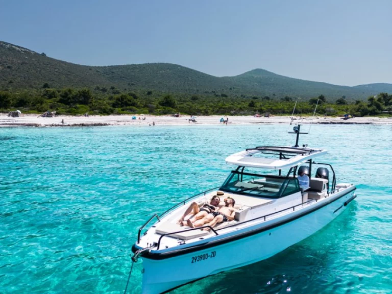 Noleggiare una Axopar Axopar 37 Sun-Top a Zaton