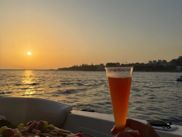 Noleggio Barca a motore Sea Ray con patente nautica