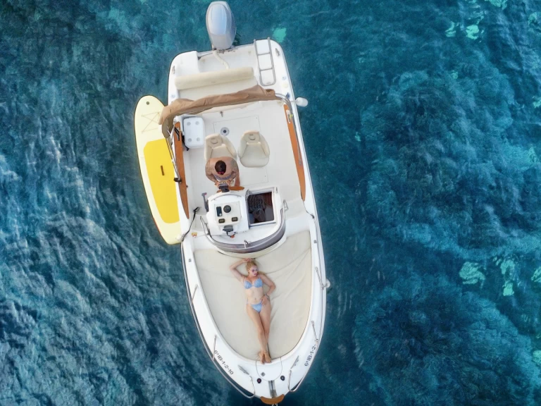 Barca a motore a noleggio a Sant Antoni de Portmany al miglior prezzo