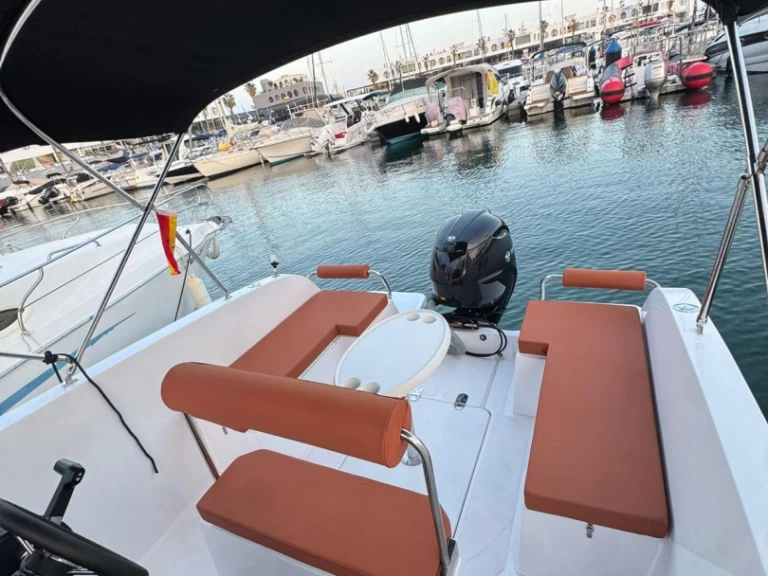 Noleggiare una Boats maks Catt X6 a Alicante
