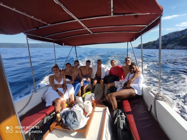 Noleggiare una Jeanneau Islander a Abbazia