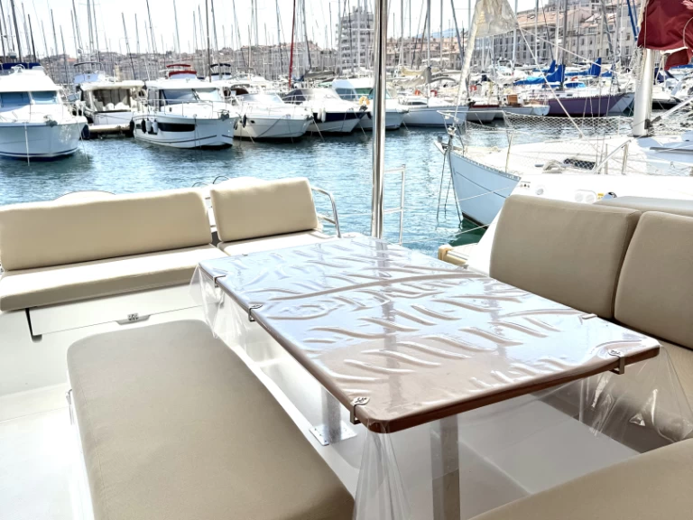 Noleggiare una Fountaine Pajot Elba 45 a Marsiglia