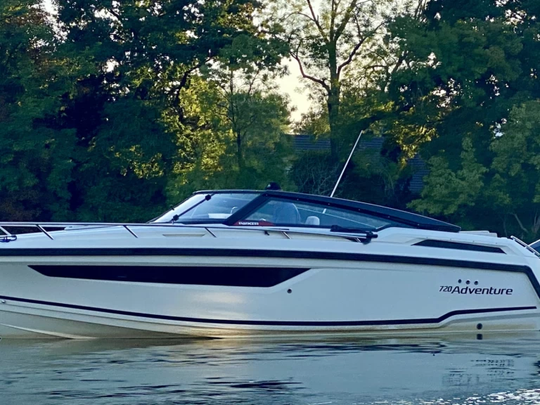 Barca a motore a noleggio a Paris al miglior prezzo