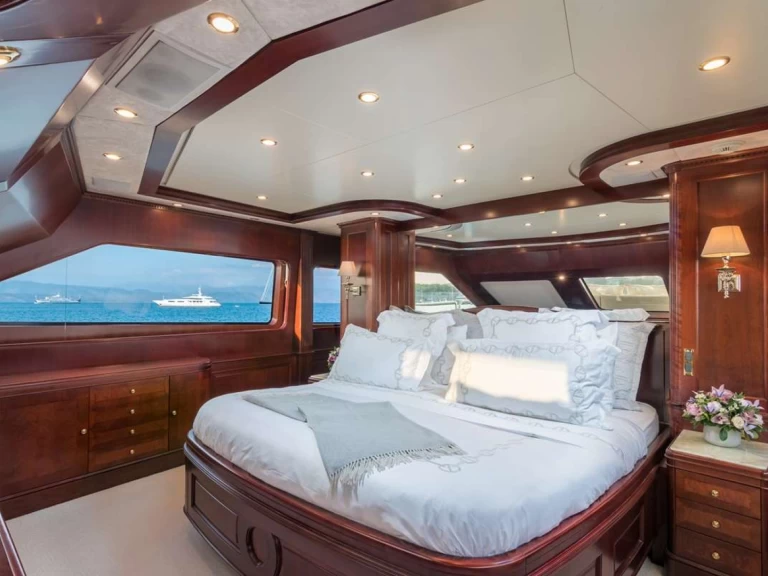 Yacht di lusso a noleggio a Santo Stefano al Mare al miglior prezzo