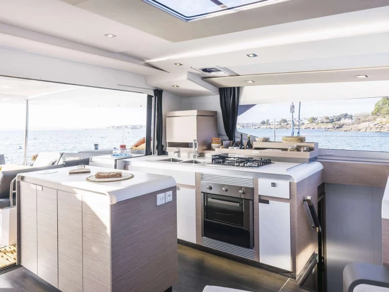 Noleggio Yacht di lusso Fountaine Pajot con patente nautica