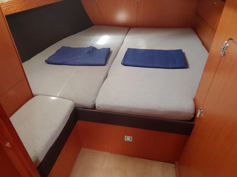 Barca a vela a noleggio a Lávrio al miglior prezzo